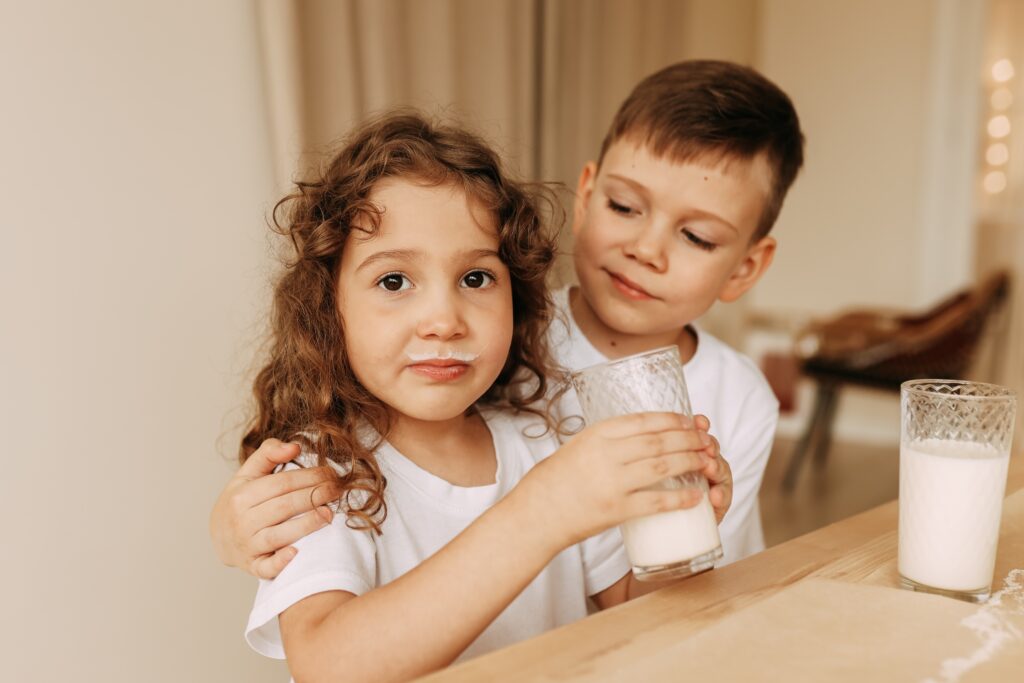children-drink-milk-boy-and-girl-brother-and-siste-3KLNY9A